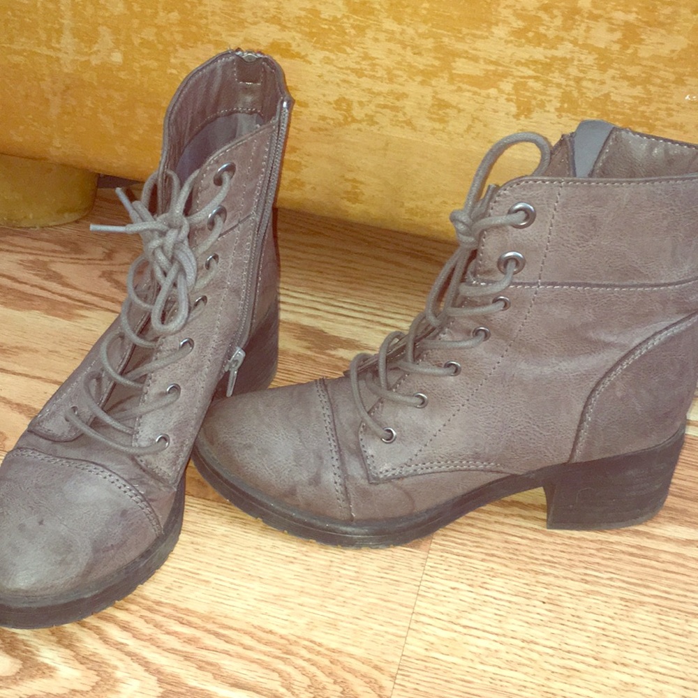 Grey combat boots with a heal